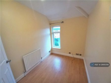 3 bedroom semi-detached house to rent - Photo 3