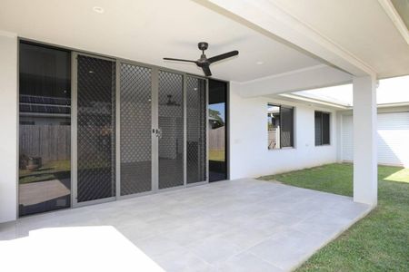 Modern Family Home - Fully Air Conditioned - Side Access - Photo 2