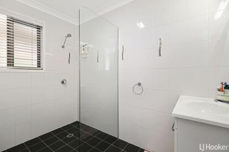 Spacious Family Home with a POOL!! - Photo 3