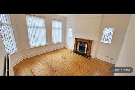 4 bedroom semi-detached house to rent - Photo 3