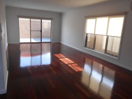 Stylish, Low-Maintenance Living in a Prime Preston Location - Photo 2