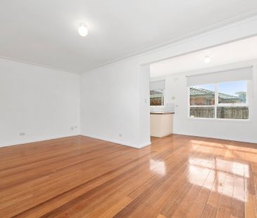 PRIME POSITION | MODERN COMFORT | FRANKSTON HIGH SCHOOL ZONE - Photo 2