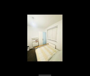 Room in a Shared Flat, Rowan Court, SE12 - Photo 3