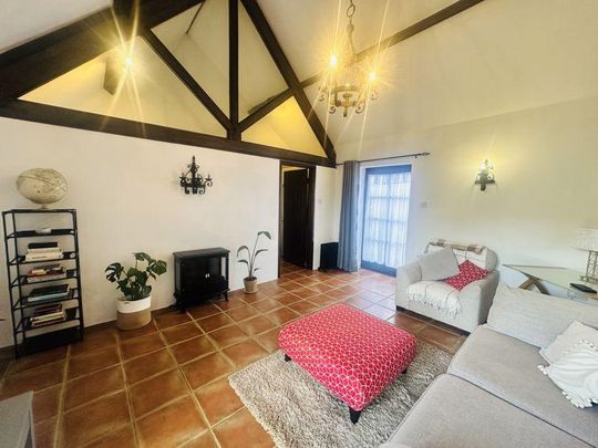 2 bedroom barn conversion to rent - Photo 1