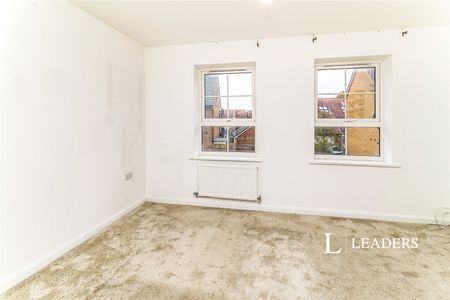 property to rent Currency Close, Dunstable, Bedfordshire, LU6 - Photo 3