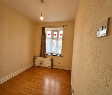 3 Bed Terraced House, Malvern Drive, IG3 - Photo 4