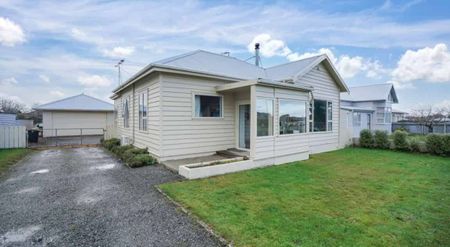 Spacious Four-Bedroom Villa with Character and Comfort - Photo 2