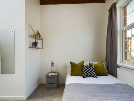 9 bedroom flat to rent - Photo 2