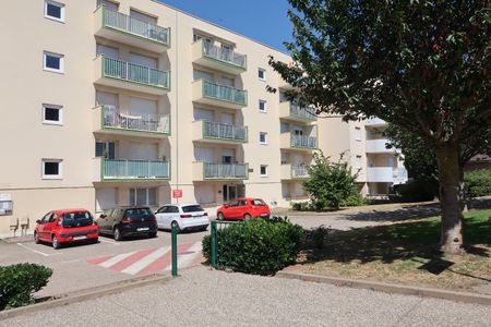 Location Appartement 2 pièces 43m² ST GENEST LERPT 42530 - Photo 3