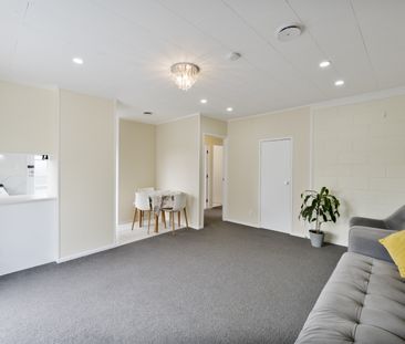 West Is Best – Cozy 2-Bedroom Standalone Home with Spacious Living - Photo 6