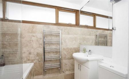 3 bedroom flat to rent - Photo 4