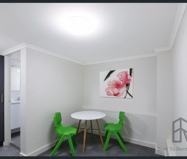 Partially furnished studio apartment - Water and Wifi included! - Photo 2