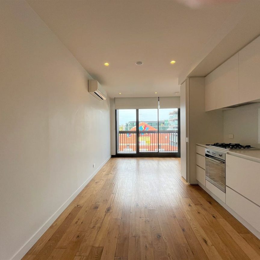 Unfurnished - Perfect location next to the Hawthorn Station - Photo 1