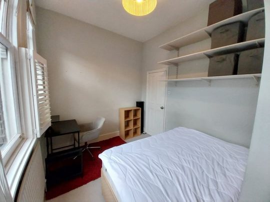 Room in a Shared Flat, London, SW15 - Photo 1