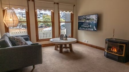 Premium Waterfront Setting With Bay Views - Fully Furnished - Photo 2