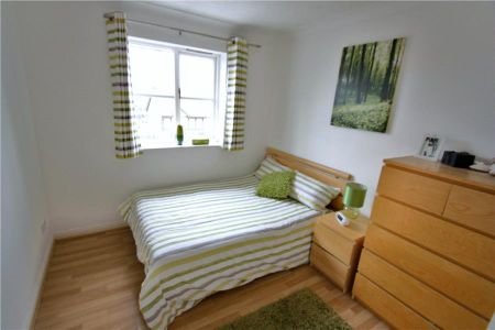 Alexandra Gardens, Woking - 2 bedrooms Property for lettings - Seymours - Photo 2