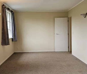 Sunny four-bed house in Wadestown - Photo 4