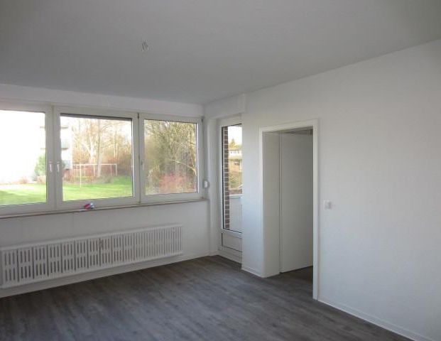 Bezugsfertig renovierte 2-Zimmerwohnung mit Balkon im EG (Hochparterre)! - Photo 1