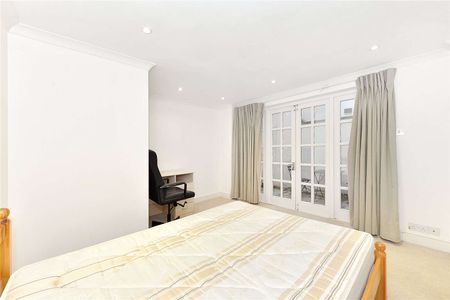 SHARER FRIENDLY - A spacious three bedroom apartment arranged over two floors and set in 935 sq ft, located 0.4 miles to UCL University. - Photo 2