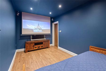 An exceptional six-bedroom house surrounded by the hilltop parkland of Norwood Grove. - Photo 5