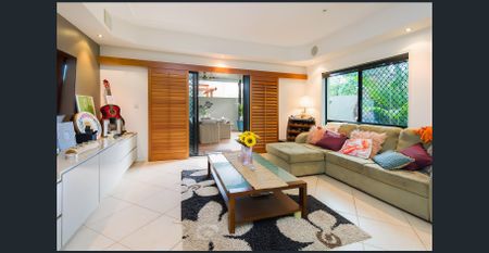 PARADISE POINT - SPACIOUS 4 BEDROOM TOWNHOUSE - Photo 2