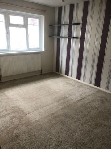 3 Bed Semi-Detached House, Alverstone Road, E12 - Photo 2