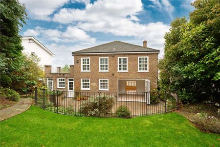 Newly refurbished 4 bedroom home with air conditioning in the sought after Wayneflete Estate. - Photo 5