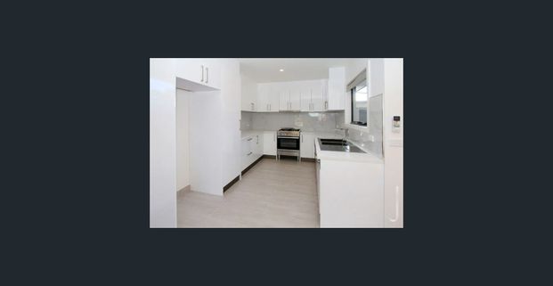 Modern three-bedroom townhouse in a quiet and well connected location - Photo 1