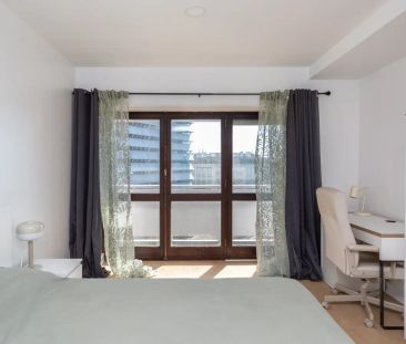 Room in a shared 10-bedroom apartment for rent in Lisbon - professionals only, couples allowed - Foto 3