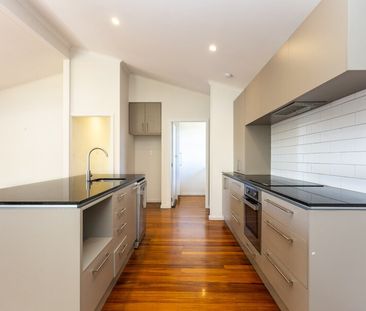 Modern 4-Bedroom Home for Rent in North New Brighton - Photo 1