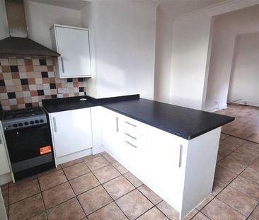 2 bedroom end of terrace house to rent - Photo 2