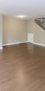 Wonderful 2 Bed / 1.5 Bath PET FRIENDLY Townhouse Avail April 1 - Photo 3