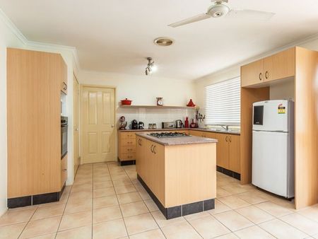 Spacious Family Home! - Photo 4