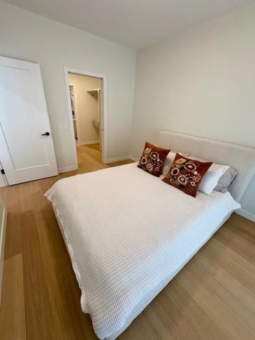 Stunning Top Floor Unit – ZARA 2 - Photo 4