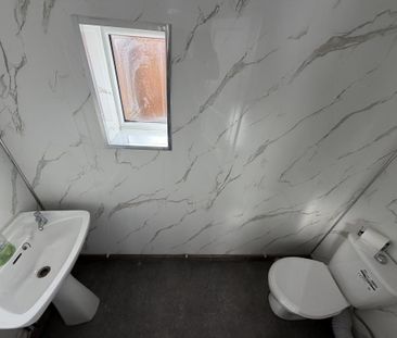 2 bedroom end of terrace house to rent - Photo 3