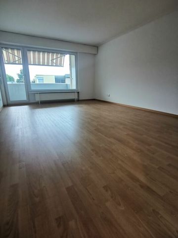 Wunderbare 3.5 Familienwohnung mit Spielplatz. Moderne Küche und Aussicht ins Grüne. - Photo 2