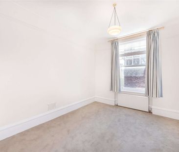 Spacious period apartment within a sought after mansion block in Ch... - Photo 5