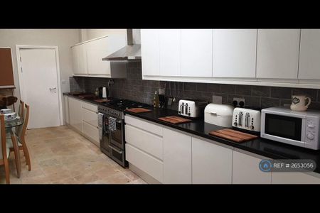 1 bedroom in a house share to rent - Photo 4
