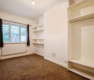 2 Bed Flat, Whitehorse Lane, SE25 - Photo 4