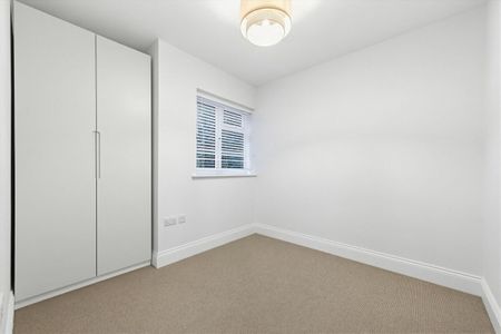 Beautifully refurbished ground‑floor two‑bedroom apartment, W5. - Photo 5