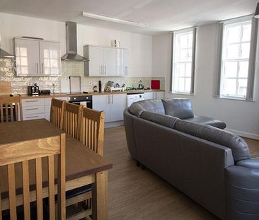 8 bedroom townhouse to rent - Photo 1