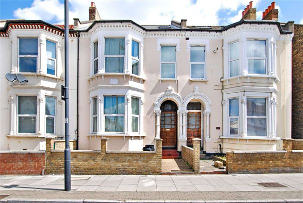 Three bedroom furnished flat, perfect for sharers and moments from Tooting Bec. - Photo 1