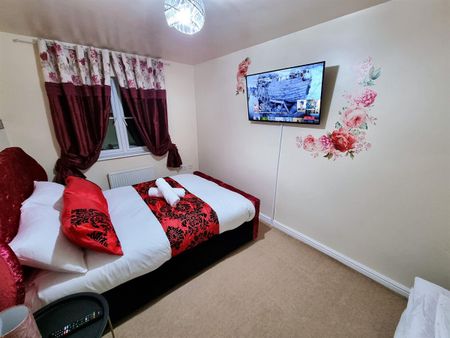 Apartment , The Grange, Stanningley Road, Leeds - Photo 3