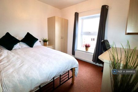 4 bedroom flat to rent - Photo 2