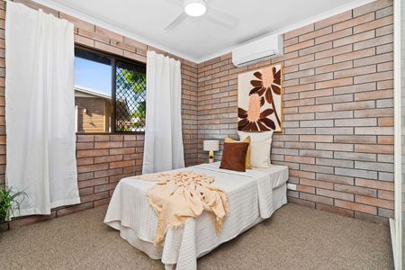 EXECUTIVE LIVING IN A PRESTIGIOUS GOLF COURSE SETTING - Photo 4