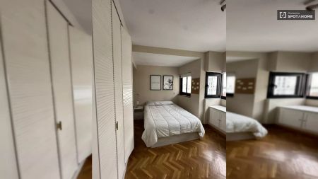 Room in a shared 5-bedroom apartment for rent in Palacio, perfect for professionals - Foto 5