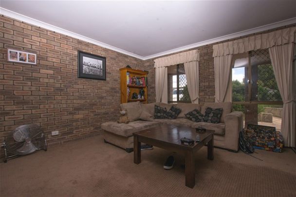 🏡 Spacious 4x2 Family Home in Prime Leeming Location! - Photo 1
