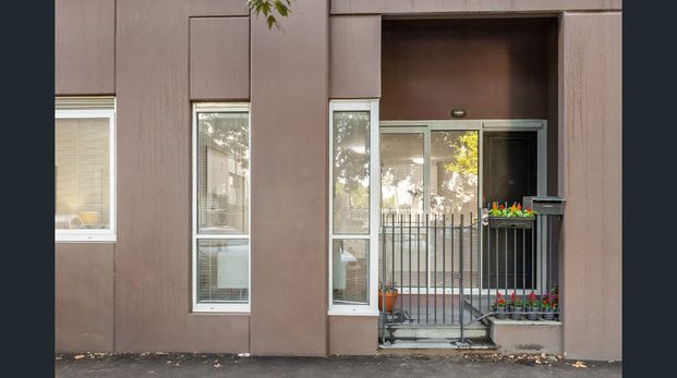 Unique Unfurnished One Bedroom Apartment - Photo 1