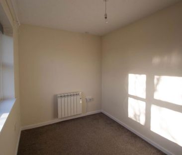 LEOMINSTER - Photo 2