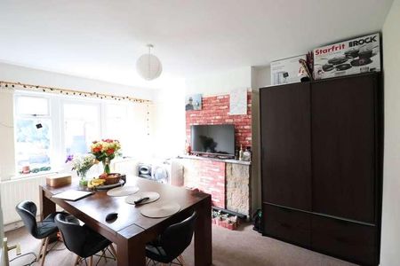 Chairborough Road, High Wycombe, HP12 - Photo 2